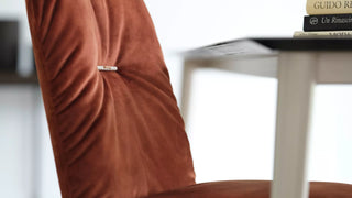 Detail van de roestrode velours rug van een Mobitec Aura stoel met handgreep