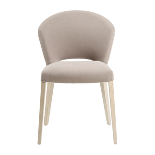Mobitec Cuori C0110 stoel in taupe stof met lichte houten poten, vooraanzicht