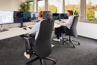 Sfeerbeeld van twee medewerkers op Interstuhl Twentyfour TF118 in een controlekamer