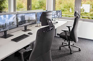 Sfeerbeeld van lege Interstuhl Twentyfour TF118 stoelen aan werkposten met monitoren