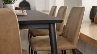 Sfeerbeeld van cognac Mobitec Rob stoelen aan een zwarte tafel in een keuken