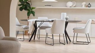 Sfeerbeeld van witte Mobitec Saga sledestoelen aan een ronde tafel