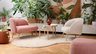Sfeerbeeld van een roze Mobitec Thalia bank en ecru fauteuil tussen planten