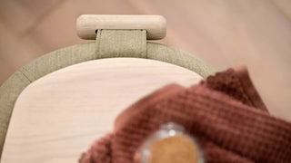 Detail of the wooden tray on a Mobitec Thalia pouf with handle
