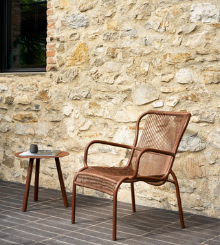 Vincent Sheppard Lilo bijzettafel naast een Loop lounge chair in rust