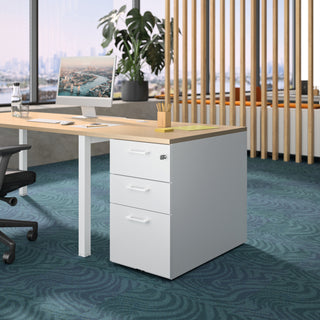 Sfeerbeeld van een Buronomic Comfort bureauhoog ladeblok in wit met wire oak top onder een bureau
