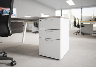 Sfeerbeeld van een Buronomic Comfort bureauhoog ladeblok in wit naast een bureau in een open kantoor