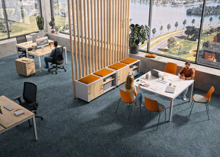 Photo d'ambiance de caissons mobiles Buronomic Comfort en Nebraska dans un bureau aux chaises orange