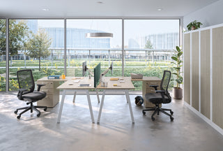 Photo d'ambiance de caissons hauteur bureau Buronomic Comfort en retour, blanc et wire oak, façade vitrée