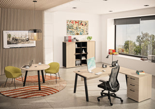 Sfeerbeeld van een Buronomic Comfort bureauhoog ladeblok in wire oak als aanbouw in een licht kantoor