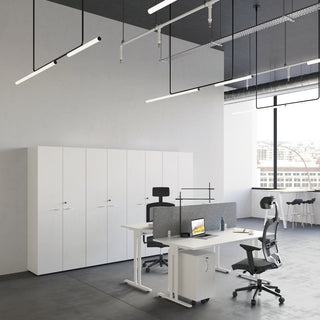Photo d'ambiance d'un caisson slim Buronomic Comfort blanc à côté d'un bureau et d'armoires blanches