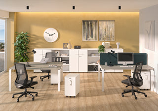 Photo d'ambiance d'un caisson slim Buronomic Comfort blanc près de postes avec écrans verts