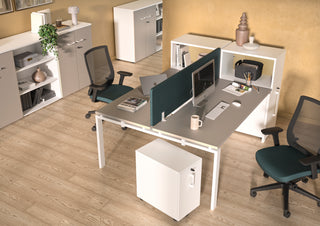 Photo d'ambiance d'un caisson slim Buronomic Comfort blanc près d'un poste duo, vue du dessus
