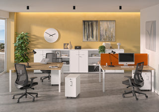 Photo d'ambiance d'un caisson slim Buronomic Comfort blanc près de postes avec écrans orange