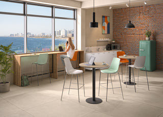 Tables hautes rectangulaires et rondes Buronomic Détente dans un espace de bureau
