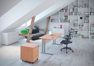 Photo d'ambiance d'un caisson Buronomic Comfort en hêtre sous un bureau à piètement aluminium
