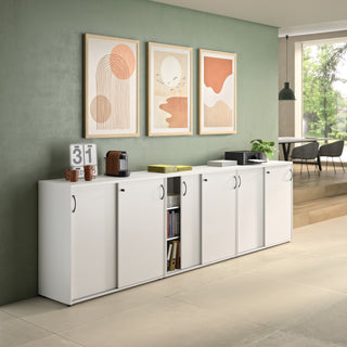 Witte Buronomic Quietude schuifdeurkasten van 104 cm met zwarte greep voor een groene muur