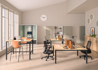 Photo d'ambiance de rangements Buronomic Quietude avec niche en Argile et blanc dans un bureau lumineux