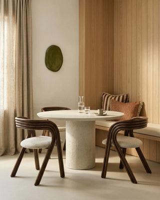 Sfeerbeeld van twee Vincent Sheppard Arc Dining Chairs aan een ronde witte tafel in een eetkamer