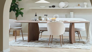 Sfeerbeeld van lichte Mobitec Neo stoelen rond een houten eettafel in een lichte eetkamer