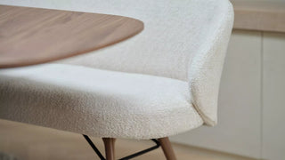 Detail van de ecru bouclé zitting van het Mobitec Neo bankje naast een houten tafelblad