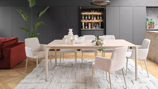 Sfeerbeeld van witte Mobitec Rob armstoelen aan een lange tafel met rode bank