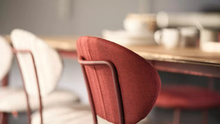 Detail van een rode Mobitec Toro stoelrug aan een tafel